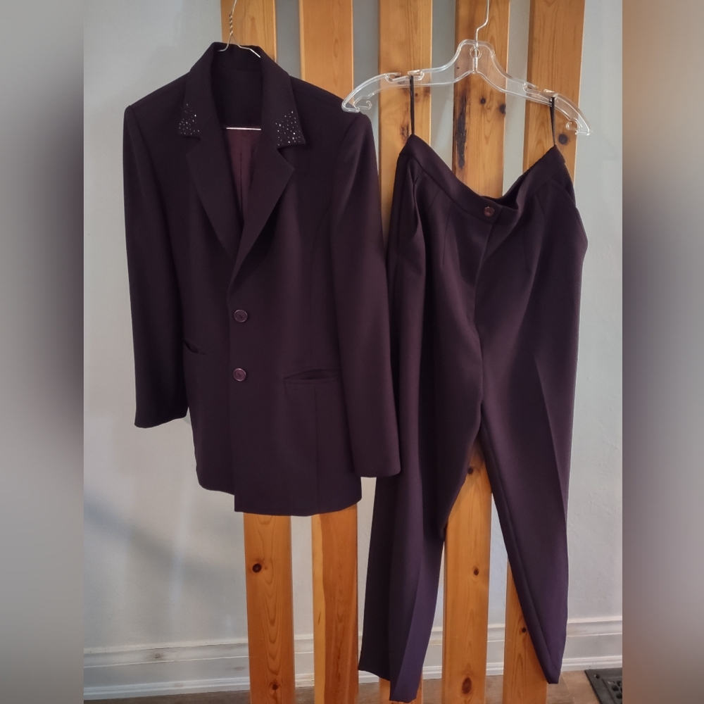 Two piece/women suit
